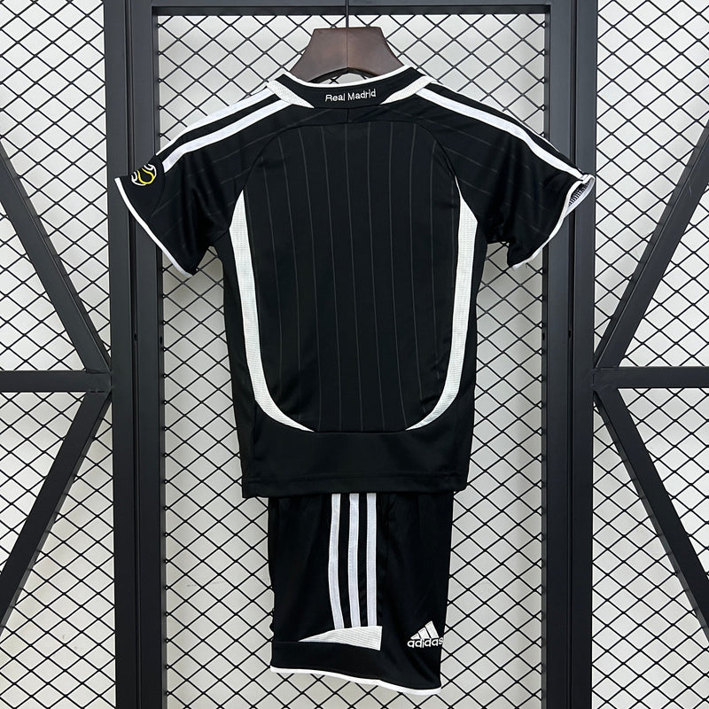 Camiseta y Pantalones Cortos Niños Real Madrid Away Retro 06/07